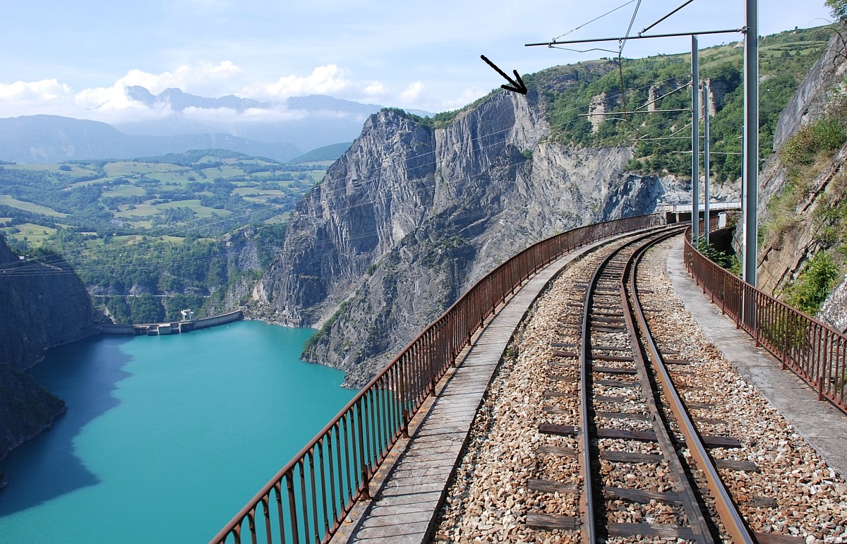 Der  Grand Balcon  am 26.8.2008 von der letzten Plattform des Zuges aus. Der Pfeil markiert die Felsspitze, die am 26.10.2010 abbrach. Inzwischen sind die Schienen hier entfernt und dem Zugangsweg zur neuen Aussichtsplattform gewichen. 