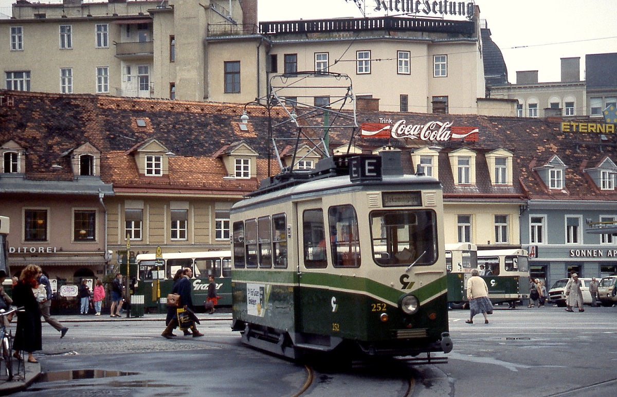Der Grazer Tw 252 steht im September 1989 als Einsatzwagen am Jakominiplatz