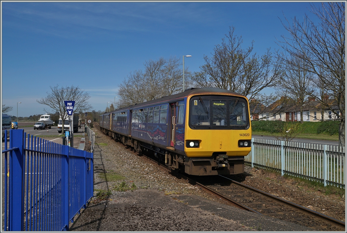 Der Great Western Railway Dieseltriebzug 143620 erreicht mit einem weiterten sein Ziel Exmouth, wo er nach einer kurzer Wendezeit in der Gegenrichtung mit dem neuen Ziel Paignton (via Exeter) fahren wird. 
20. April 2016