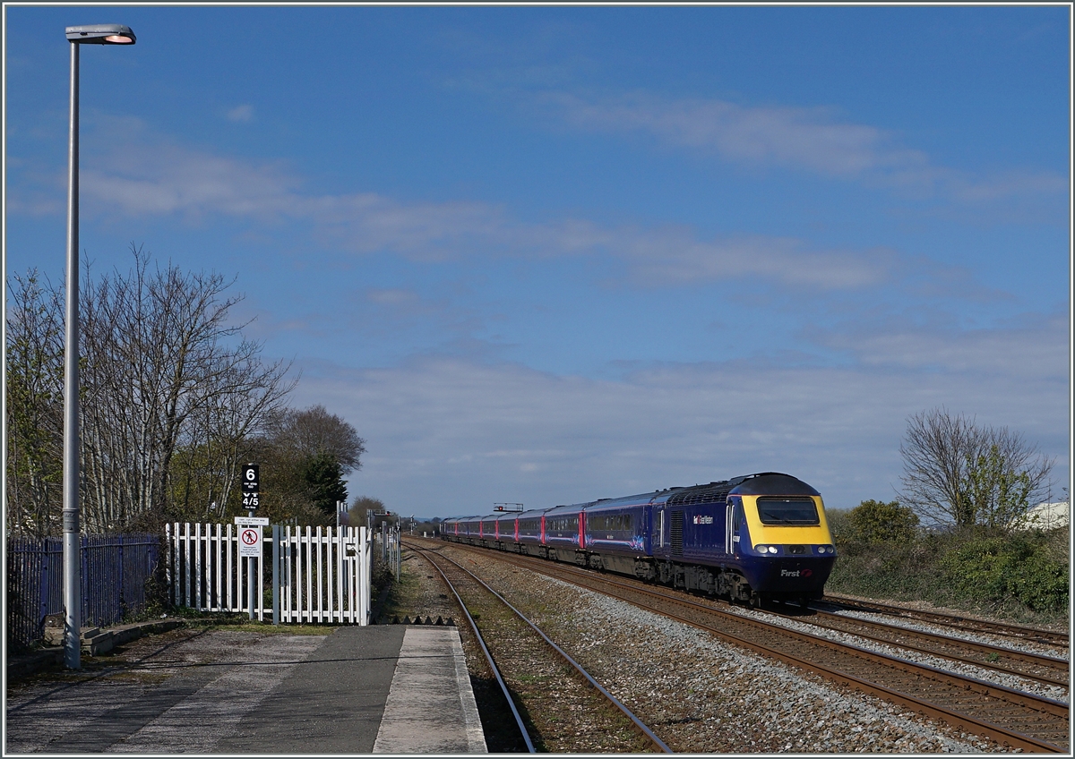 Der Great Western Railway HST 125 Class 43 Service 13:05 von London Paddington nach Plymouth erreicht Dawlish Warren.
19.April 2016
