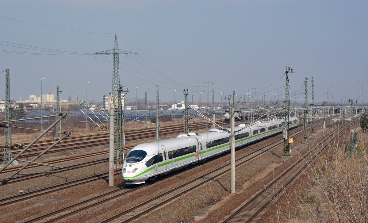 Der Greenspotting-ICE der Reihe 403 war am 02.04.18 als ICE 1632 nach Frankfurt(M) unterwegs. Von Berlin kommend rauscht er hier durch Bitterfeld Richtung Halle(S).
