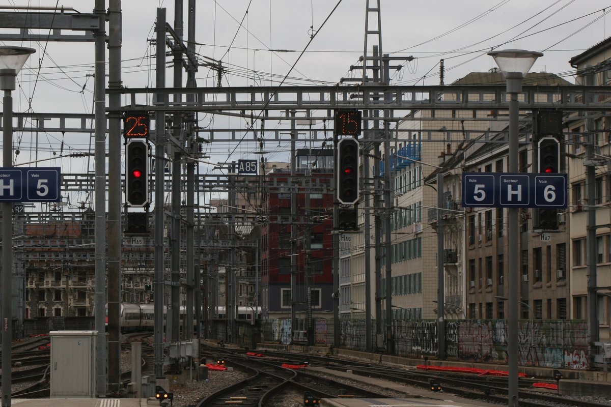 Der Grenzbahnhof Genf hat eine Besonderheit: einige Gleise lassen sich elektrisch umschalten, was dann über dem entsprechenden Signal angezeigt wird. Die Fahrleitung auf Gleis 5 ist auf 25kV geschaltet, während Gleis 6 und 7 mit dem SBB Standardstrom 15kV gespiesen werden.

Genève Cornavin, 03.05.2020
