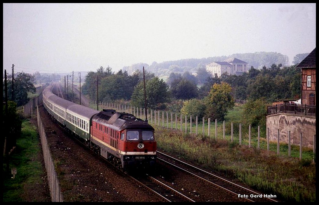 Der Grenzkorridor zwischen BRD und DDR bei Gerstungen war am 3.10.1990 noch vorhanden. Die Bahnstrecke wurde noch teilweise durch einen Stacheldrahtzaun gesäumt. Um 13.34 Uhr war 132145 mit einem D nach Eisenach von West nach Ost unterwegs.