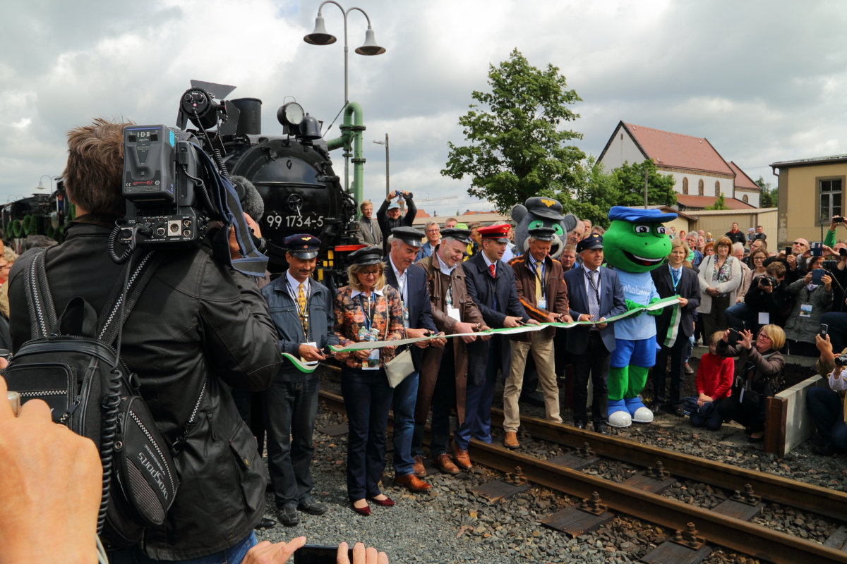 Der große Augenblick ist gekommen! Vertreter von Bahn und Politik, darunter links Dr. Henkel, Landesbevollmächtigter für Bahnaufsicht, daneben Andrea Dombois, Vizepräsidentin des Sächsischen Landtages und weiter rechts, mit roter Dienstmütze, der sächsische Wirtschaftsminister Martin Dulig, zerschneiden das in den weiß-grünen sächsischen Landesfarben gehaltene Band und geben damit den wiederaufgebauten Streckenabschnitt Dippoldiswalde - Kurort Kipsdorf der Weißeritztalbahn für den Betrieb frei! Die Aufnahme entstand am 17.06.2017 während der Eröffnungsveranstaltung im Bahnhof Dippoldiswalde.
