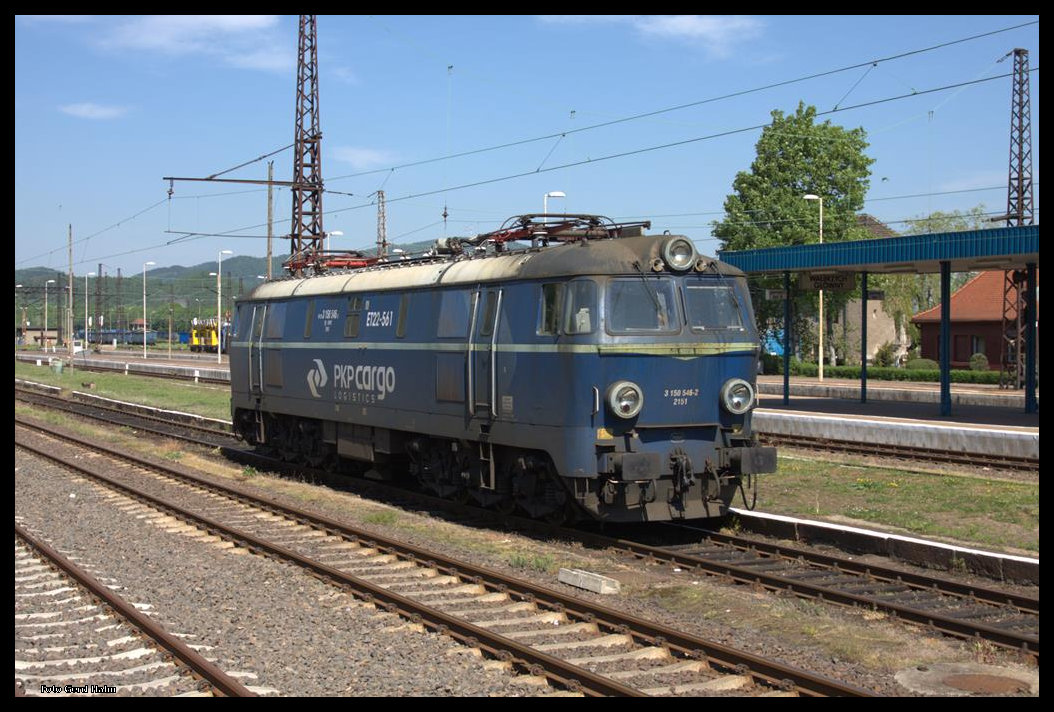 Der große Bahnhof Waldbrzych Glowny (Waldenburg)ist heute nur noch ein Schatten von einst. Nur diese eine Güterzuglok ET 22-561 wurde am 23.5.2016 als Lokreserve vorgehalten. Das BW ist total verwaist. Auf den riesigen Gleisanlagen stehen nur noch wenige Wagen. Das Kohle Zeitalter in und um Waldenburg geht dem Ende entgegen.