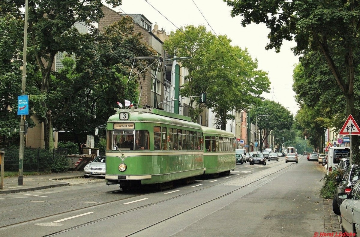 Der Groraum-Tw 114 (Baujahr 1954) und Bw 1629 sind whrend der Sonderfahrten zum Brgerfest anlsslich des 725-jhrigen Stadtjubilums von Dsseldorf am 08.09.2013 in Dsseldorf-Gerresheim unterwegs