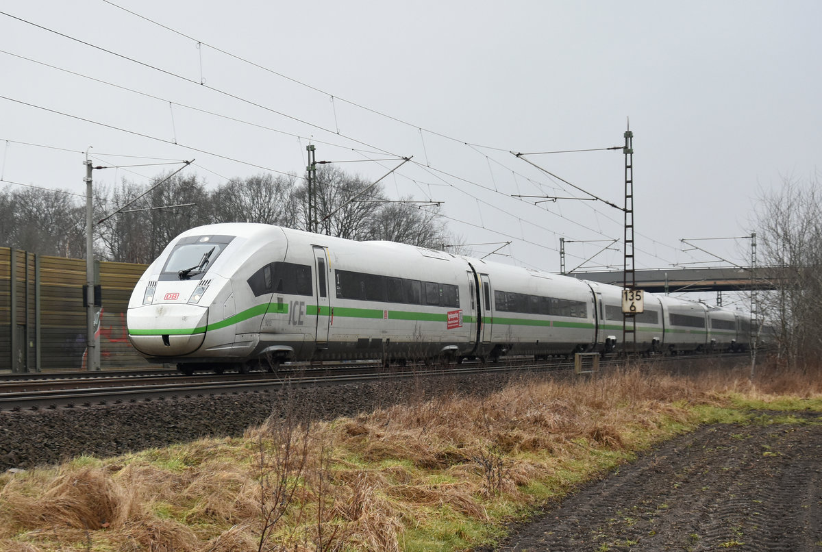 Der grüne 100% Ökostrom ICE 4 9012 kommend aus Hamburg, unterwegs in Richtung Lüneburg. Höhe Bardowick, 13.03.2018