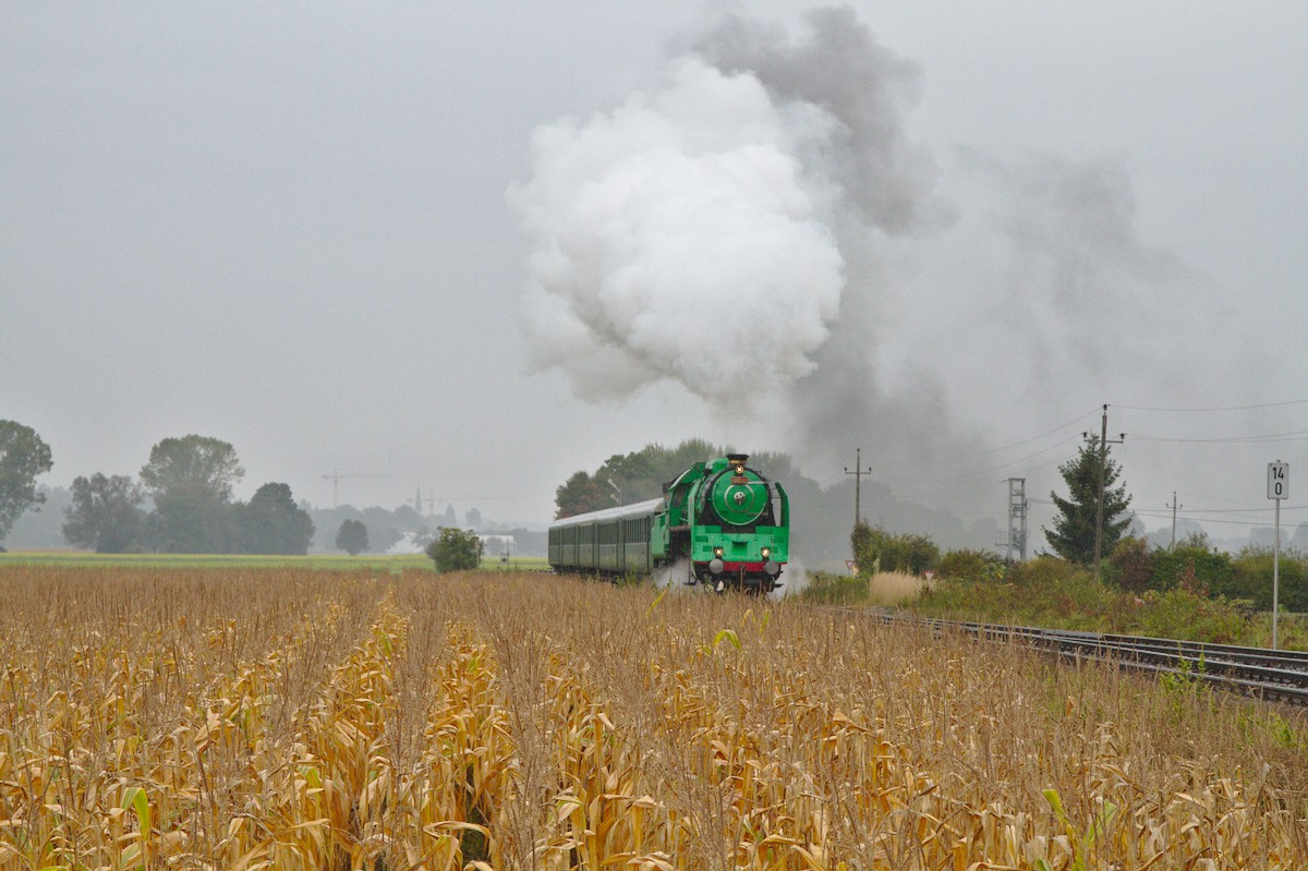 Der Grüne Anton (tschechoslowakischen Baureihe 486.007) kurz vor Munderfing. (02.10.2016)