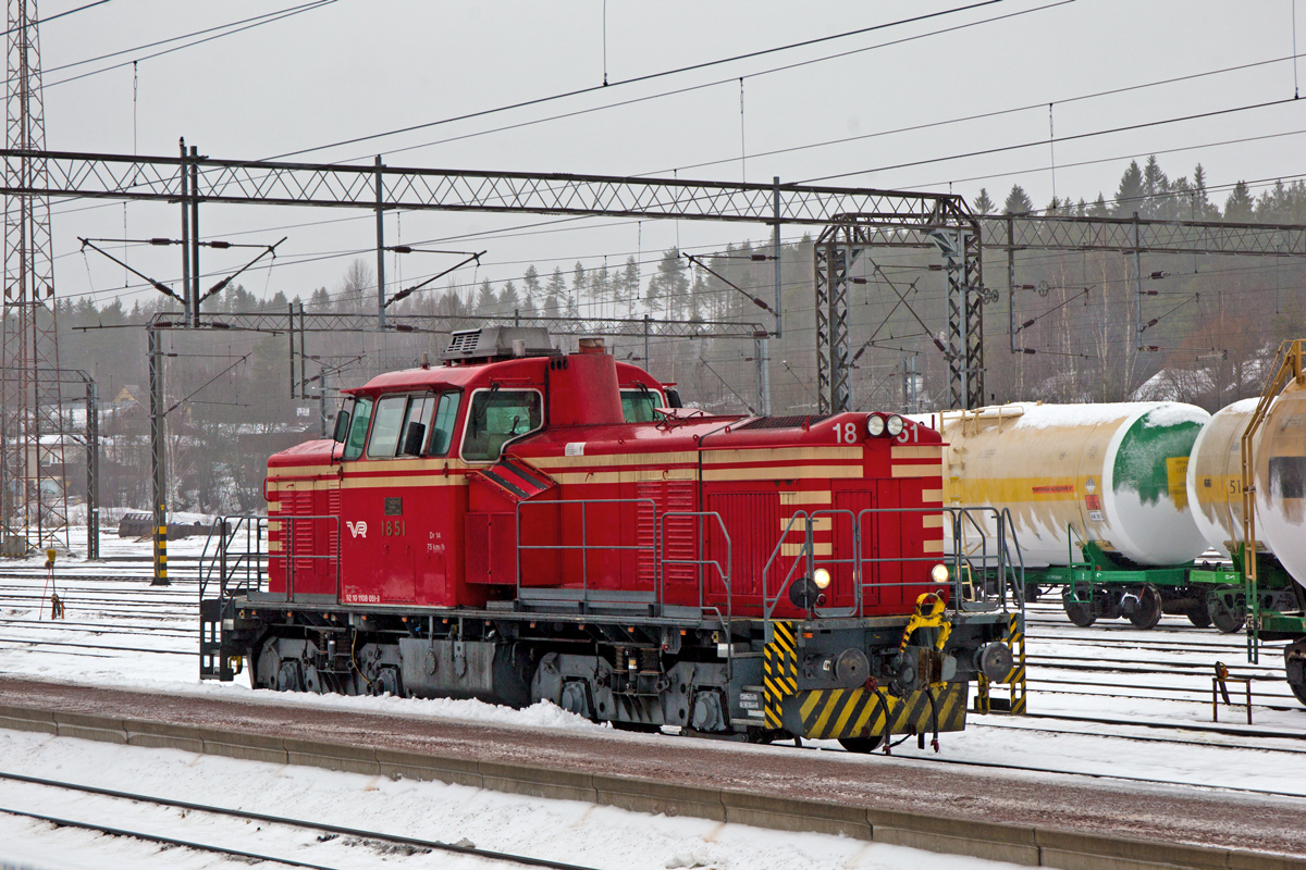 Der grünen VR Nase ist die Dv 12  1851 nochmals entgangen.Bild vom 28.1.2016 im finnischen Grenzbahnhof Vainikkala