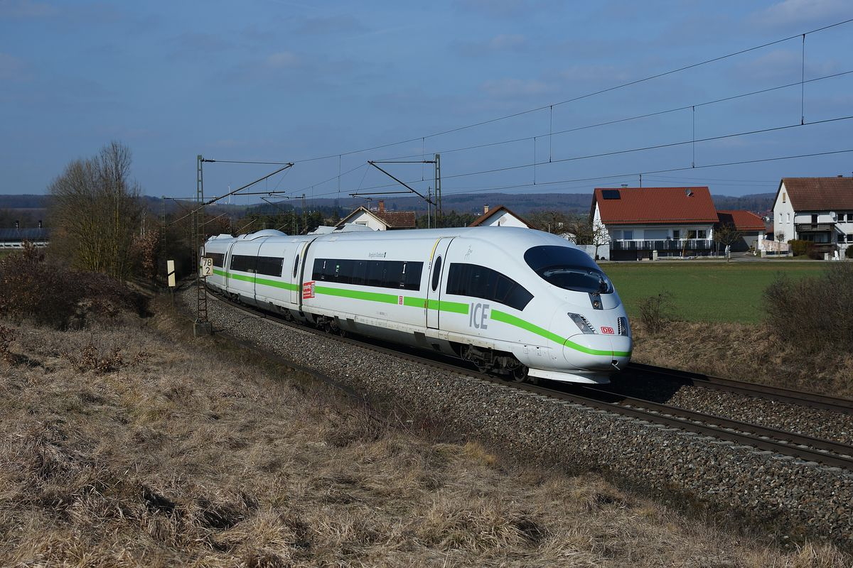 Der Grünspotting ICE 3 strebt am 24.03.2018 als ICE 517 dem nächsten Halt Ulm Hbf entgegen. Hier kurz nach Westerstetten.