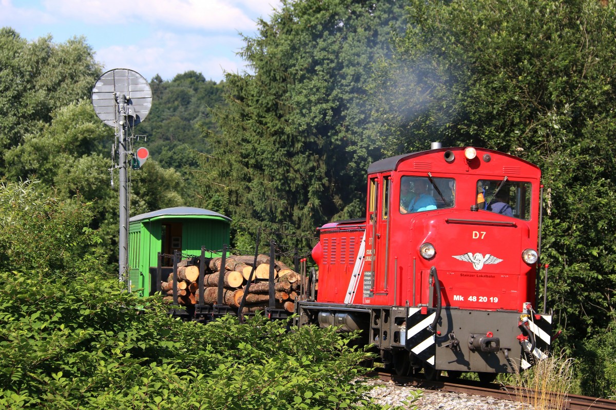 Der Grünwuchs ist natürlich enorm , aber für mich macht das gerade erst den reiz aus . Am 26.06.2015 rollt der Güterzug vorbei am Distanzsignal in die Betriebsstelle Wohlsdorf hinein.