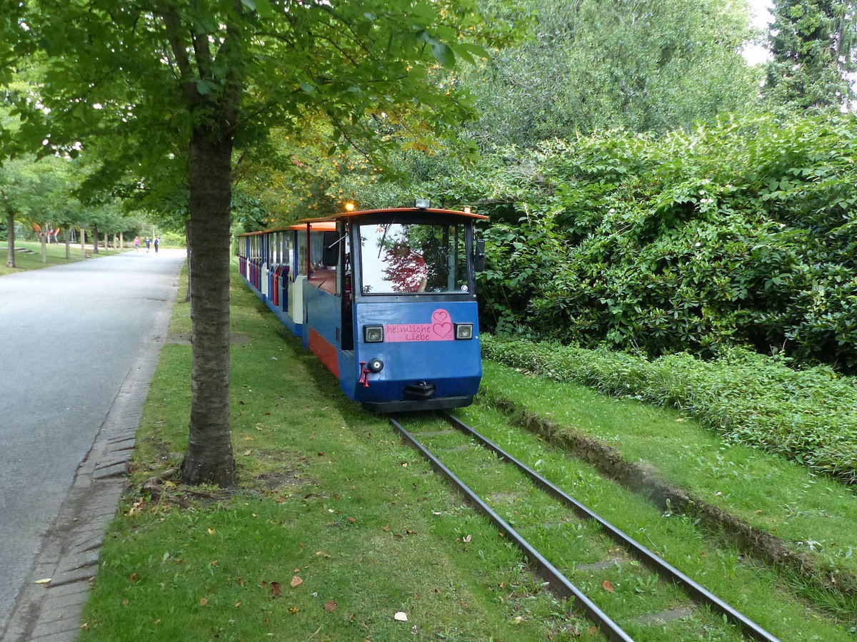 Der Grugabahnzug „Heimliche Liebe“ am 14.08.2020 in der Nähe vom Hp Mustergärten im Grugapark Essen. 5 verschiedene Einrichtungszüge mit einem Triebkopf + Wagen sind dort abwechselnd auf dem 3,3 km langen Streckenetz im Einsatz. https://de.wikipedia.org/wiki/Grugabahn