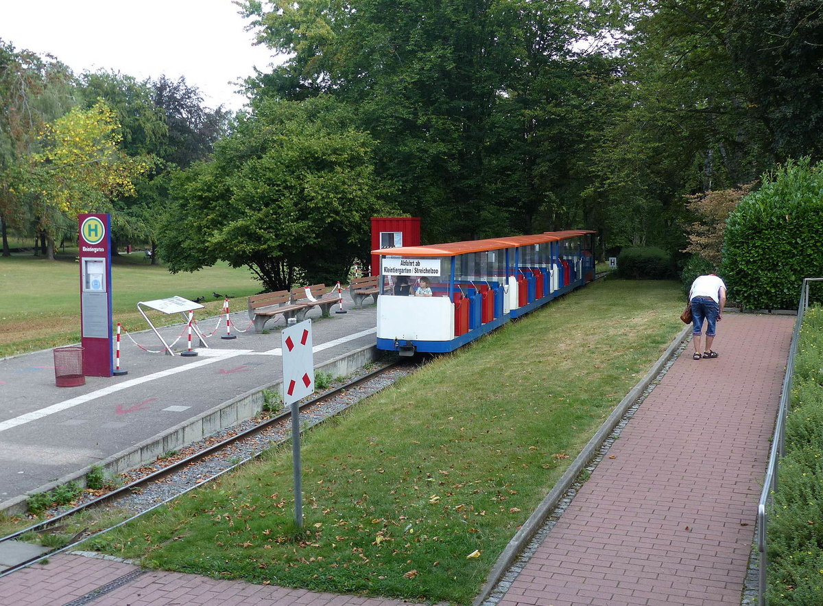 Der Grugabahnzug „Heimliche Liebe“ am 14.08.2020 am coronabedingten Start- und Zielbahnhof Kleintiergärten im Grugapark Essen. 