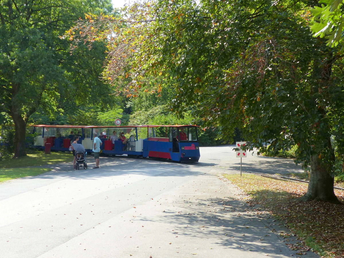 Der Grugabahnzug „Heimliche Liebe“ am 14.08.2020 am Bahnübergang in der Nähe vom Borbecker Mühlgraben im Grugapark Essen.