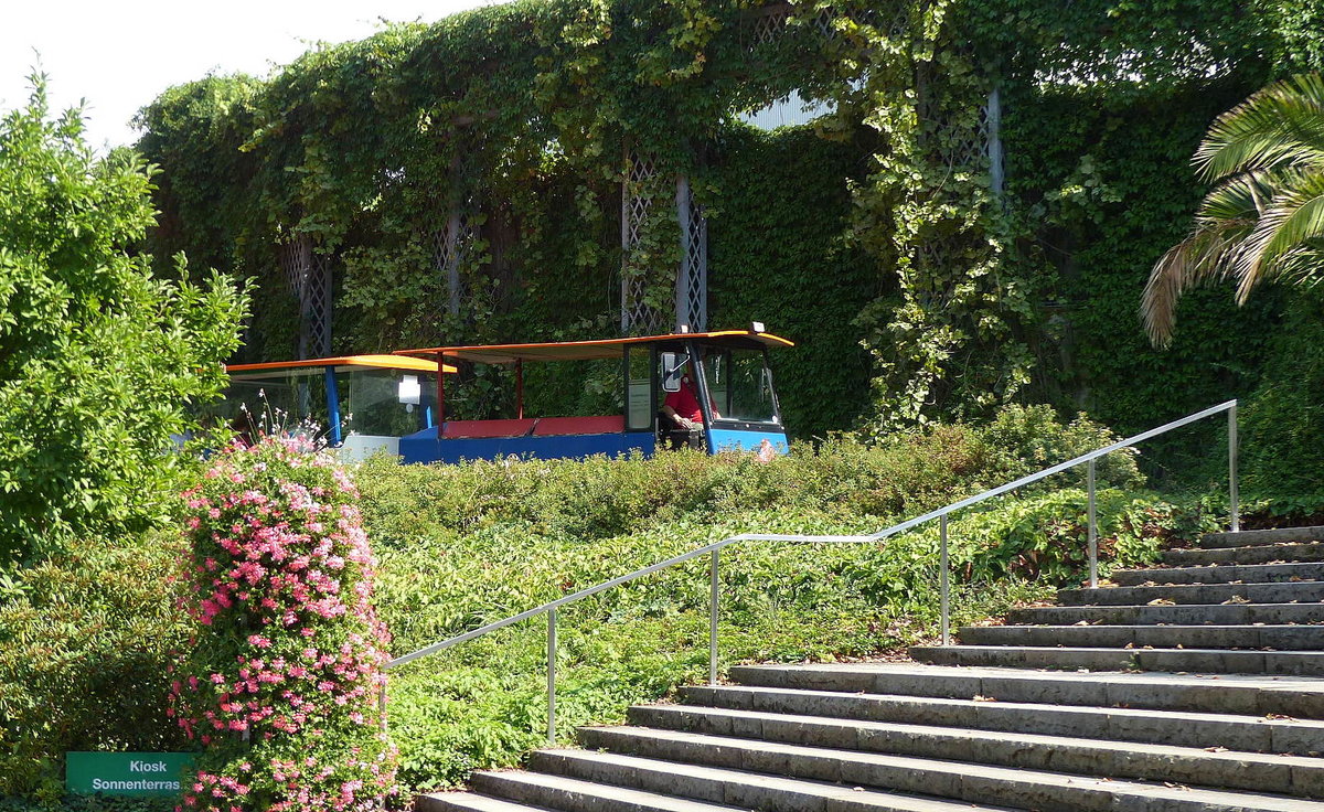 Der Grugabahnzug „Heimliche Liebe“ am 14.08.2020 in der Nähe vom Kiosk Sonnenterasse im Grugapark Essen.