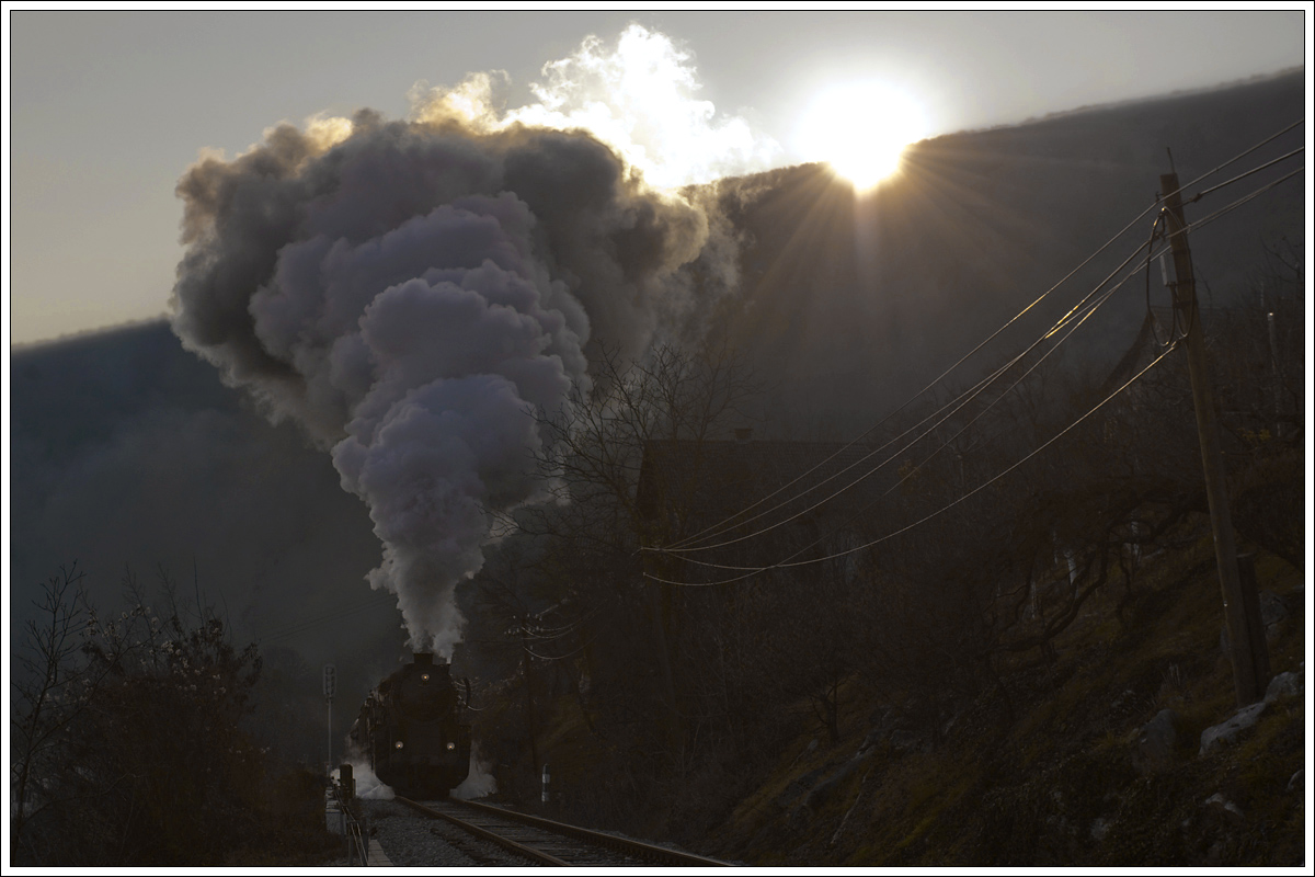 Der Grund, warum die Lok für die Weiterfahrt von Novo Mesto nach Metlika gedreht wurde, ist unter anderem diese extreme, bis zu 25 %o starke Steigung bei der Rückfahrt in Semič, hier als 15022 von Metlika retour nach Novo Mesto kurz vor erreichen des Bahnhofes Semič. Der Sound war einfach nur der Hammer an dieser Stelle.