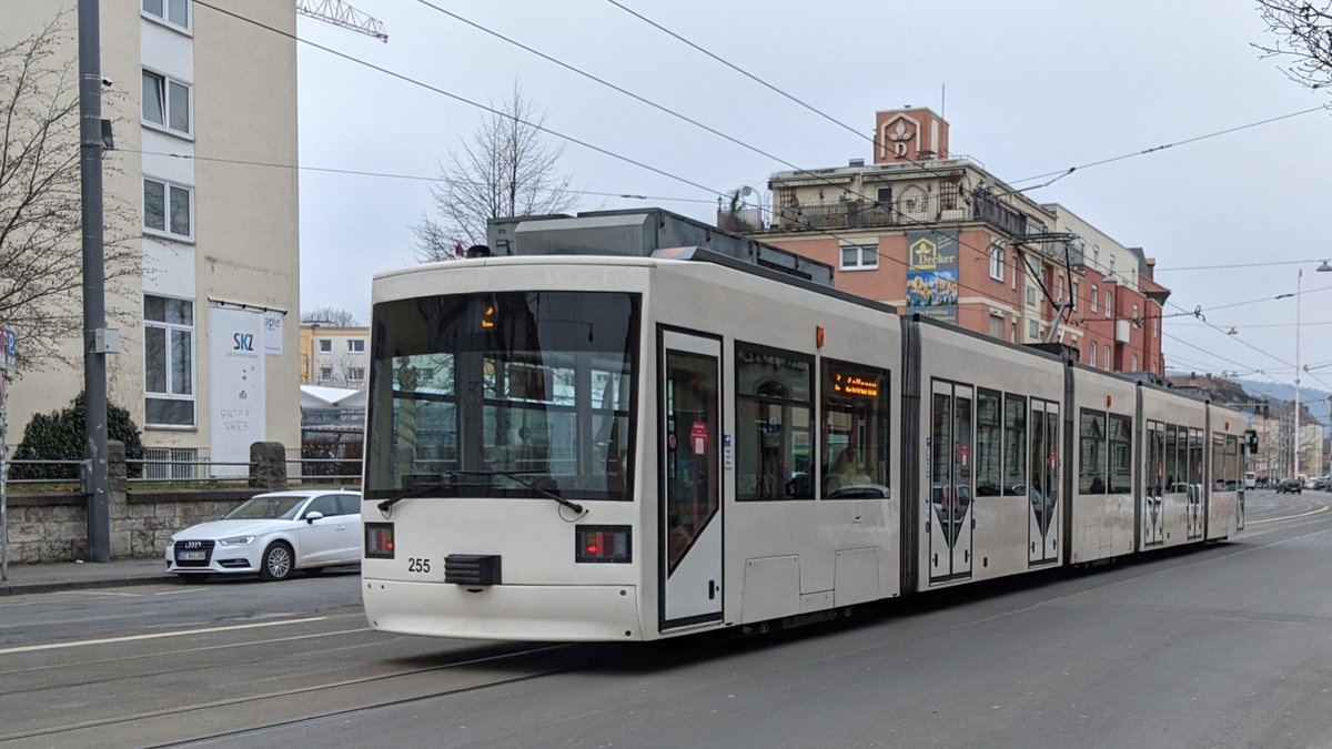 Der GT-N mit der Wagennummer 255, welcher aktuell ein neues Outfit erhält, befindet sich am 22.02.2021 auf der Linie 2 in der Würzburger Zellerau und bedient die Halte in der Frankfurter Straße.