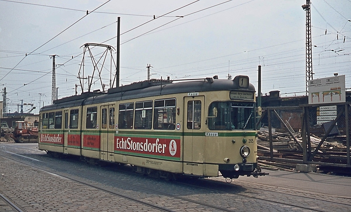 Der GT6ZR 265 der Bogestra im Jahre 1979 an der damaligen Endhaltestelle am Gelsenkirchener Hauptbahnhof (der gerade umgebaut wird)