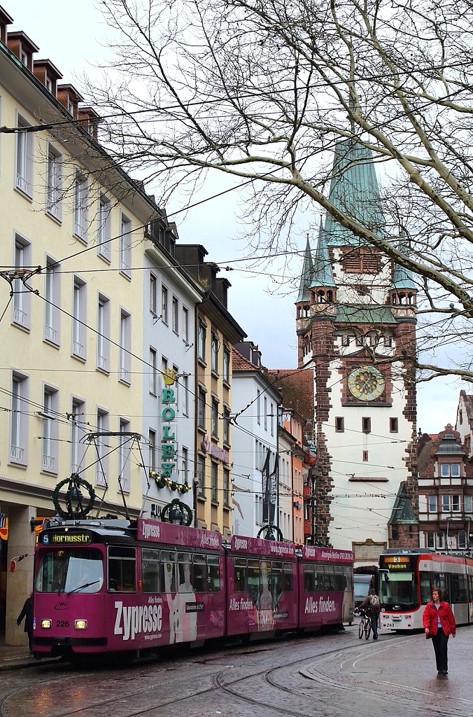 Der GT8N 226 der Freiburger Straßenbahn hält am 02.01.2014 am Bertholdsbrunnen, im Hintergrund das Martinstor