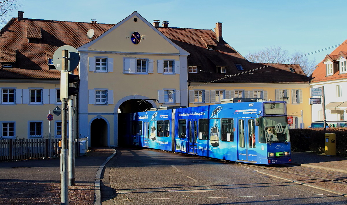 Der GT8Z 257 der Freiburger Straßenbahn trifft am 02.01.2014 in Günterstal ein