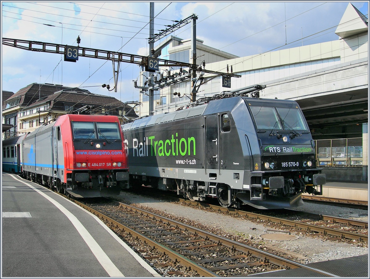 Der Gterzug 71542 Brig - Lausanne - Bern etwas vorzeitig, der EC 123 nach Milano  mit einer Re 484 bespannt - und mein insgeheim gehegter Wunsch ging in Erfllung: 
RTS 185 570-9 und die Re 484 017-9 auf einem Foto!
Lausanne, den 28. Mrz 2007 
