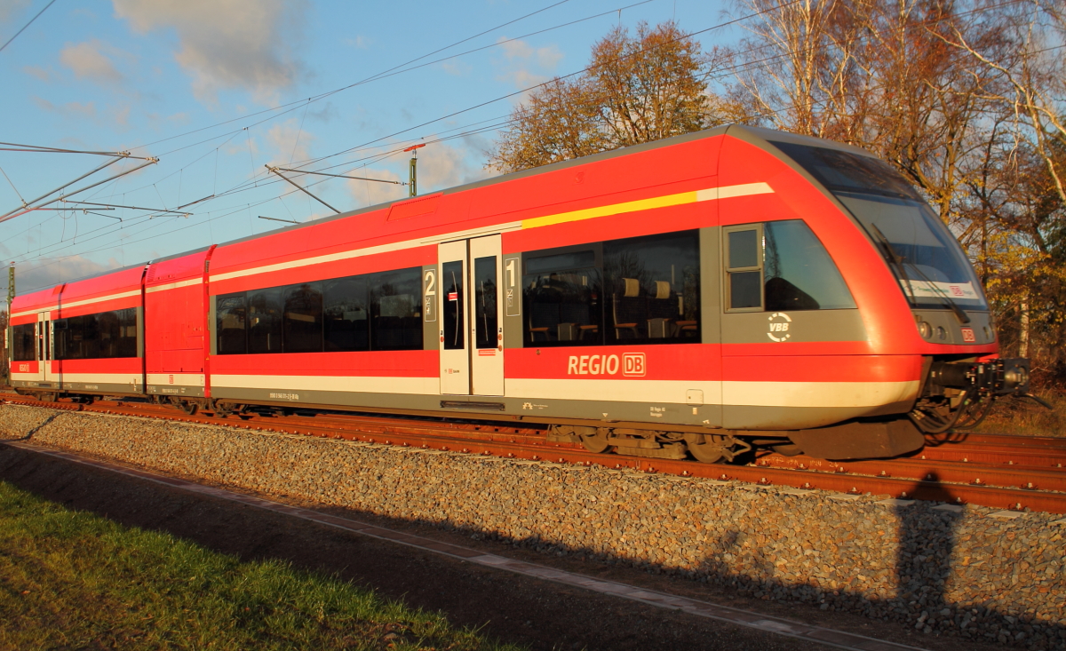 Der GTW 2/6 646 011 bei der Durchfahrt am 25.11.2013 in Nassenheide.
