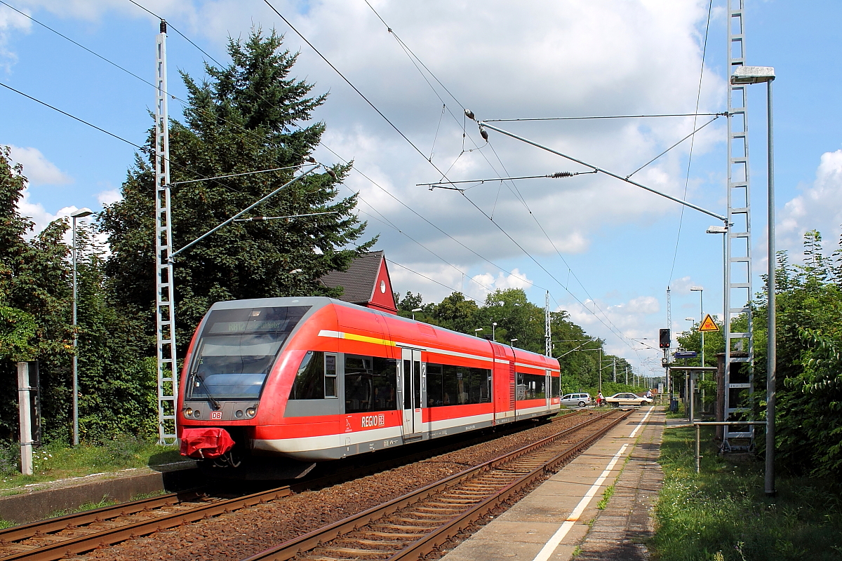 Der GTW 2/6 646 019 ist aus Templin (Stadt) am Haltepunkt Sachsenhausen (Nordbahn) eingetroffen und fährt gleich weiter nach Berlin-Lichtenberg.
So gesehen am 23.07.2014.