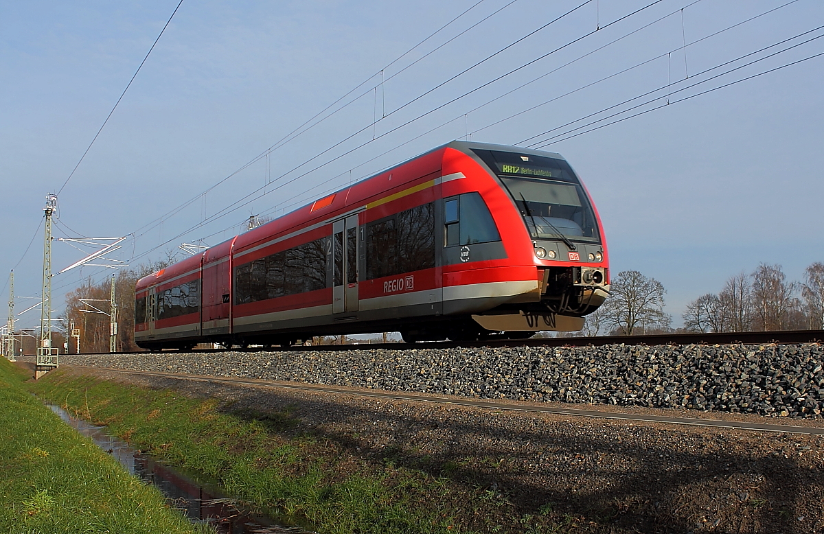 Der GTW 2/6 auf der RB 12 als RB 28775 von Templin Stadt nach Berlin-Lichtenberg am 18.01.2014 in Nassenheide.
