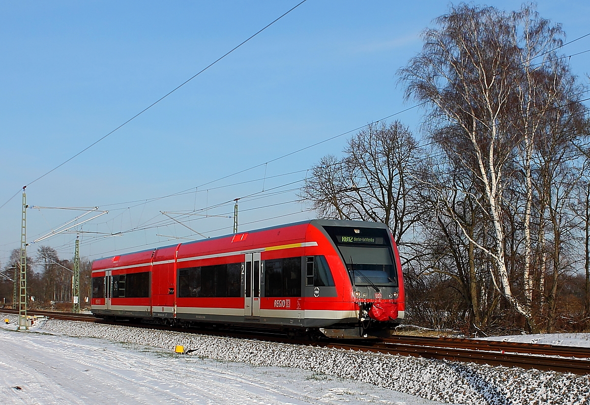 Der GTW 2/6 auf der RB 12 als RB 28777 von Templin Stadt nach Berlin-Lichtenberg am 23.01.2014 kurz vor der Einfahrt in den Bahnhof Nassenheide.