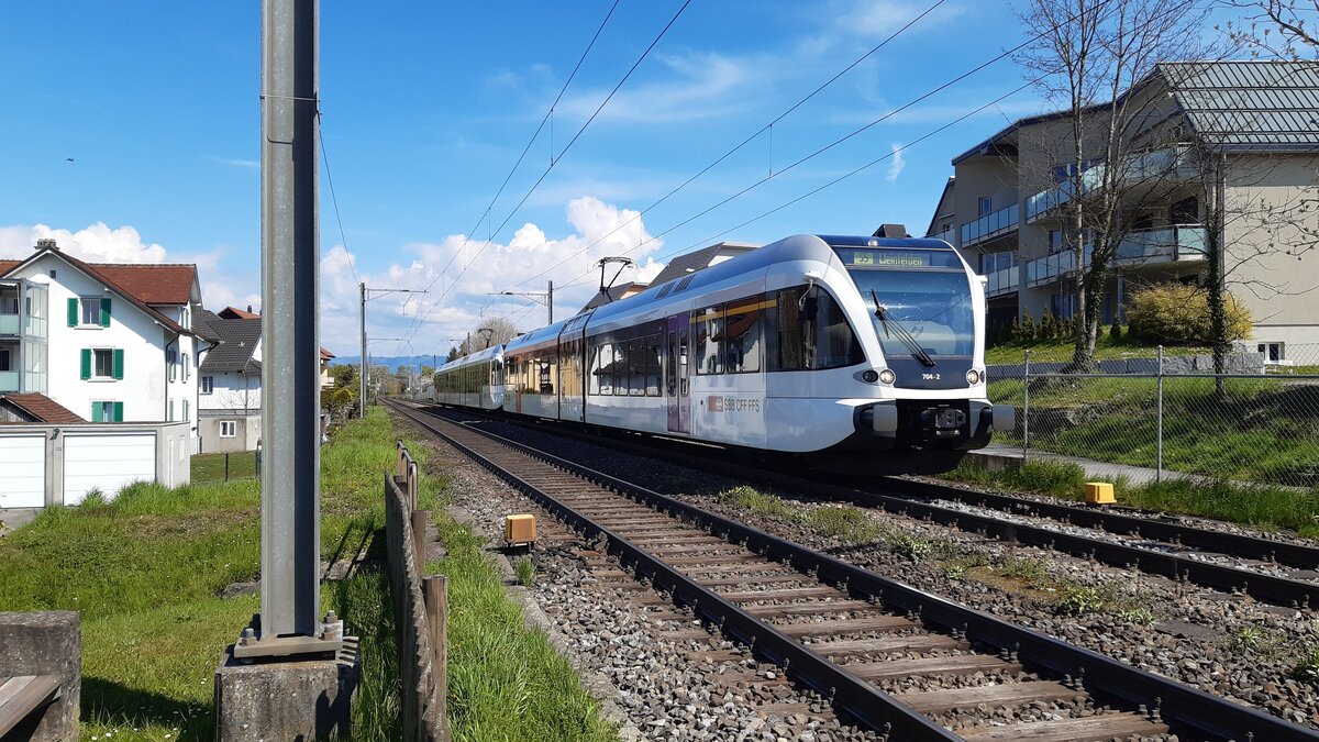 Der GTW 526 704 (UIC 94 85 7 526 704-2) ist mit einem Brudertriebzug auf der Strecke S5 nach Weinfelden unterwegs. Nach Passieren des Bahnübergangs wird er seinen planmässigen Halt in Staad einlegen.

Staad, 18.04.2023