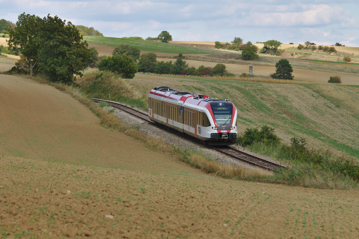 Der GTW 63.09 bei seines Präsentationsfahrt von Ernstbrunn nach Karnabrunn. Entstanden ist diese Aufnahme kurz vor Wetzleinsdorf. (19.09.2015)