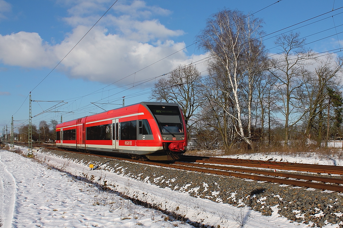 Der GTW 646 022 fährt bei herrlichem Winterwetter am 05.02.2015 durch Nassenheide nach Berlin Lichtenberg.