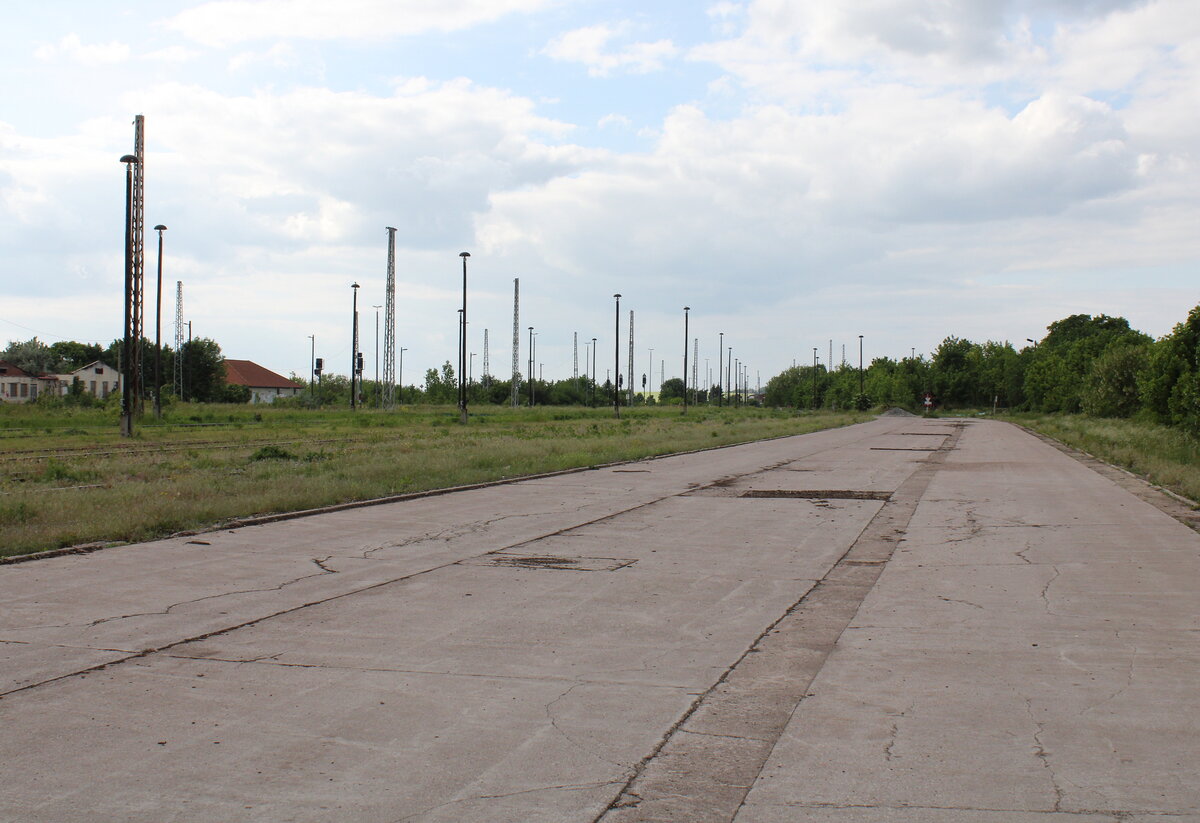 Der Güterbeich mit der Ladestraße am 21.05.2022 in Arnstadt Hbf. Dort soll in Zukunft das  Rail Logistics Center Arnstadt  entstehen.