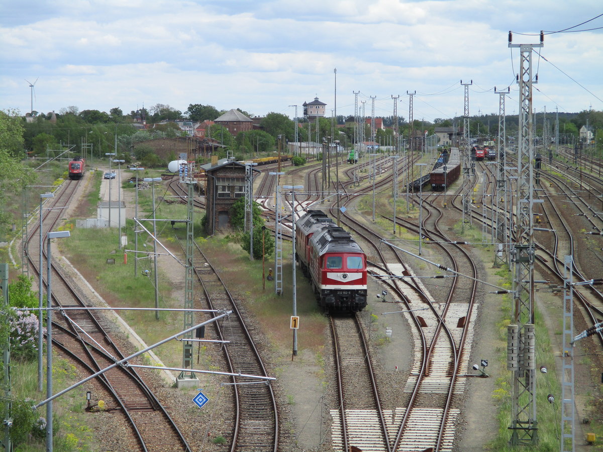 Der Güterbereich in Angermünde von einer Straßenbrücke aus.Im Vordergrund der Abstellplatz wo häufig Privatbahnlok`s stehen.Aufnahme vom 16.Mai 2020.