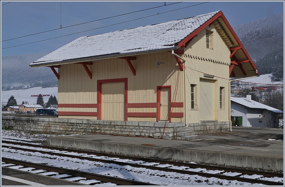 Der Güterschuppen in Sonceboz-Sombeval hat zwar keinen Gleisanschluss mehr, wurde aber wunderschön hergerichtet. 
Links im Bild, kaum zu sehen, der SBB RABe 526 263 als Regionalzug 7317 von Moutier nach Biel/Bienne; er wird in Kürze Sonceboz-Sombeval erreichen.

5. April 2019