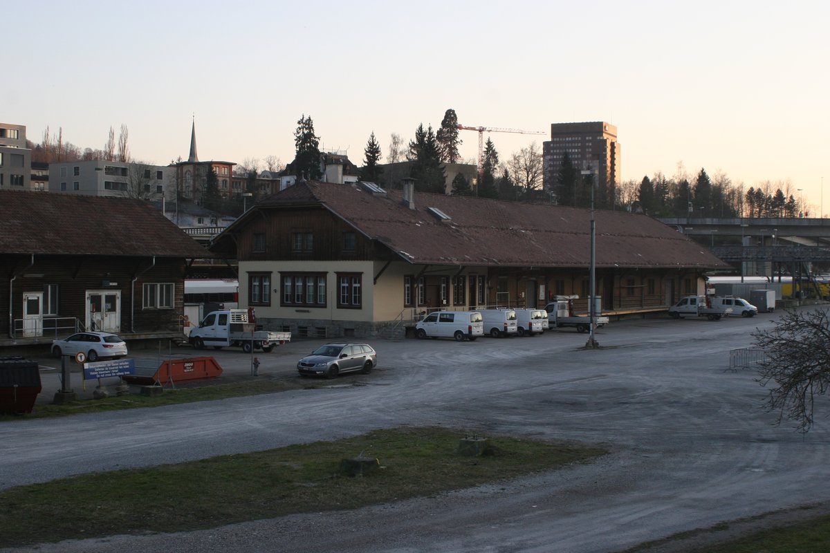 Der Gterschuppen von St. Gallen St. Fiden ist noch weitgehend im Originalzustand erhalten geblieben. Er wird auch weiterhin von den SBB genutzt.

St. Gallen St. Fiden, 04.04.2020