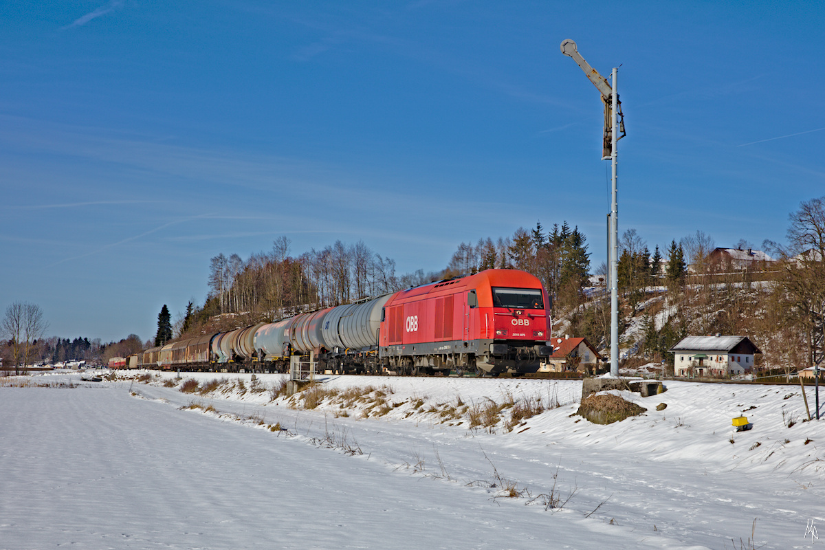 Der Güterverkehr auf der Mattigtalbahn kann sich durchaus sehen lassen. Hier ein Güterzug, bespannt mit 2016.078 beim Einfahrsignal von Mauerkirchen. (08.02.2019)