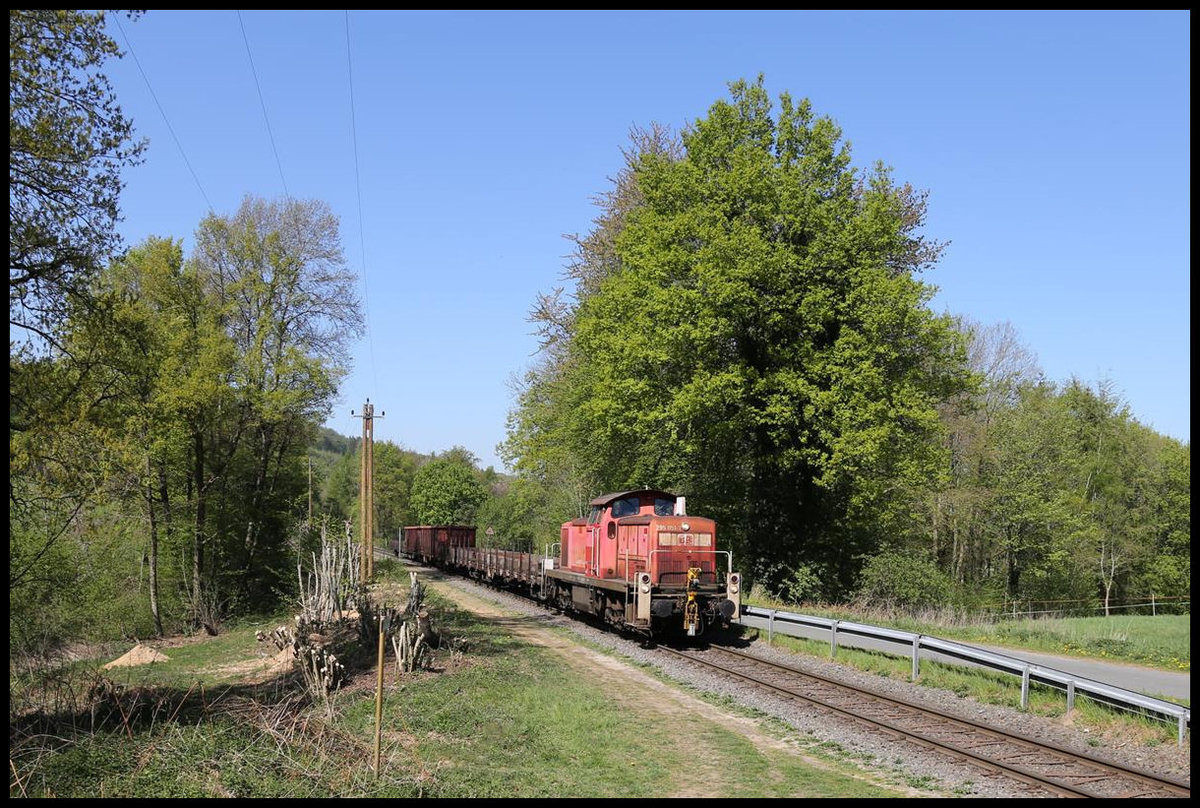 Der Güterverkehr auf der Werkbahn zwischen Hasbergen und Georgsmarienhütte ist zur Zeit sehr schwach frequentiert. Das zeigt auch hier der Leerzug mit DB 295051-7 am 23.04.2020 um 11.34 Uhr am Ortsrand von Holzhausen. Mit nur fünf Wagen hat die Lok auf der teilweise steigungsreichen Strecke keine Probleme.