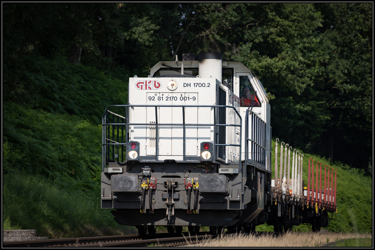 Der Güterverkehr im Netz der GKB hat sich in die Nacht verschoben. Eine Nette Abwechslung ist dieser Weichentransport nach Wies Eibiswald am 7.Juli 2022 im Bahnhof St. Martin im Sulmtal Bergla. 