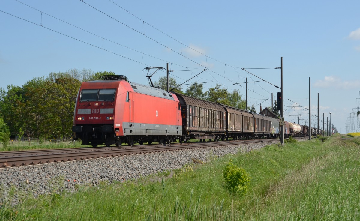 Der Güterzug 51515 von Seelze nach Engelsdorf wird planmäßig mit einer Lok der BR 101  bespannt. Oft wird er aber mit einer Lok von Schenker gefahren. Nicht so am 10.05.14, als 101 094 ihren Güterzug durch Braschwitz Richtung Halle(S) zog.