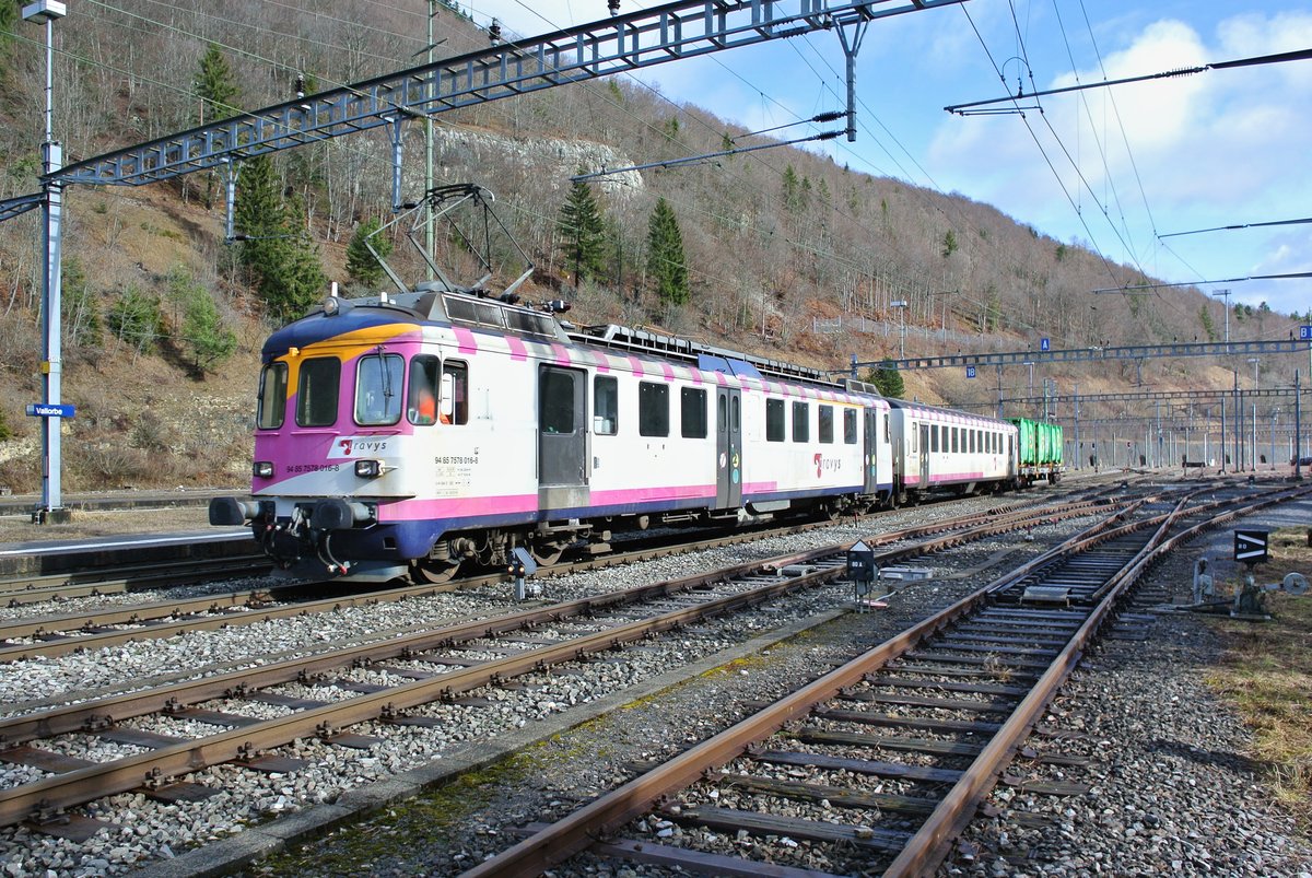 Der Gterzug aus dem Valle de Joux erreicht soeben Vallorbe auf Gleis 2. Der Zug besteht aus dem ABDe 578 016-8, Bt 50 85 80-35 904-2 und einem Slps-x, 02.03.2017.