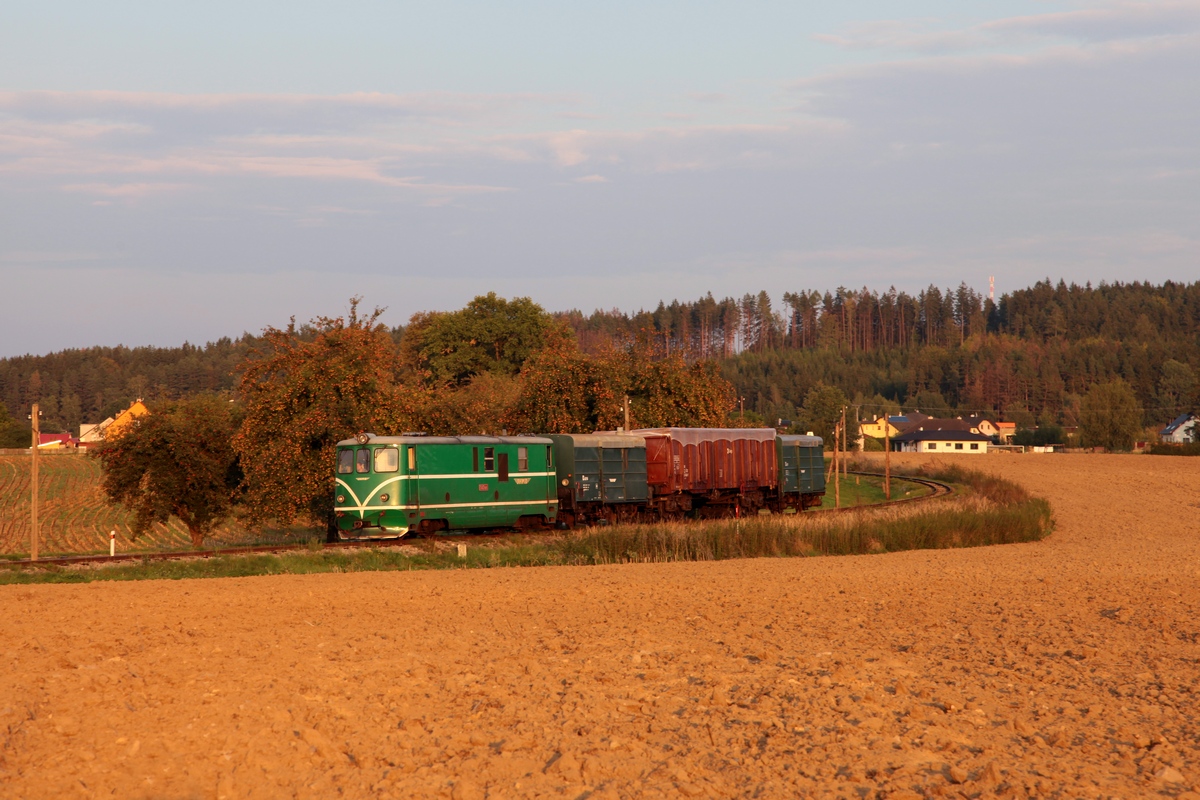 Der Güterzug von Kunžak-Lomy, mit T47 005, am 19.09.2018 bei Blažejov, im letzten Abendlicht.