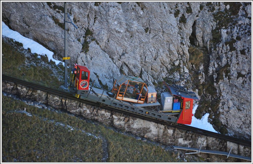 Der  Güterzug  kurz vor der Bergstation Pilatus Kulm. (03.11.2014)