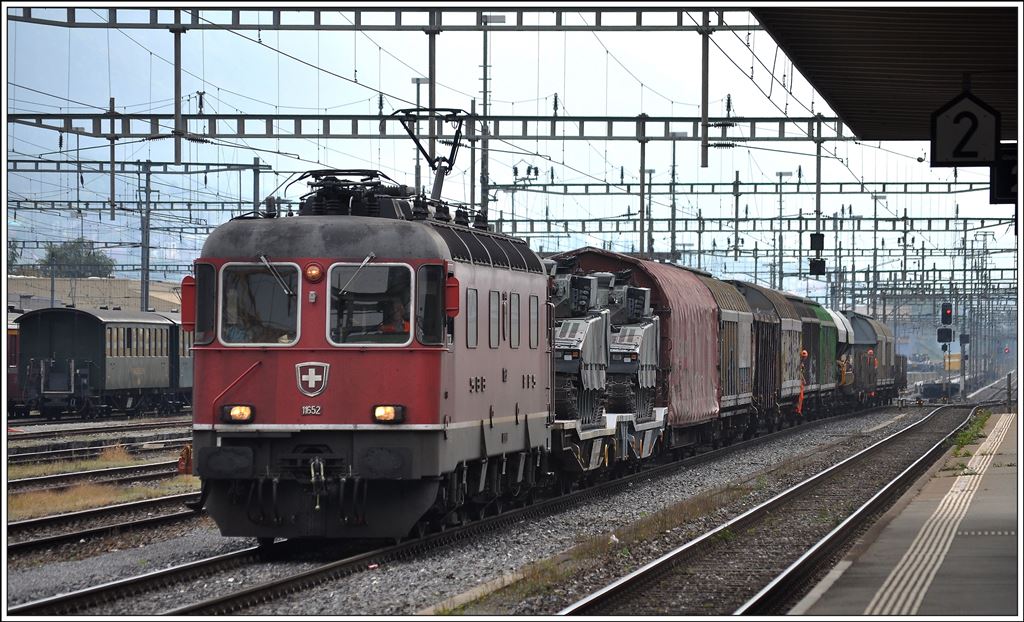 Der Güterzug mit der Re 6/6 11652 ist in der Zwischenzeit in Landquart eingetroffen. (01.10.2014)