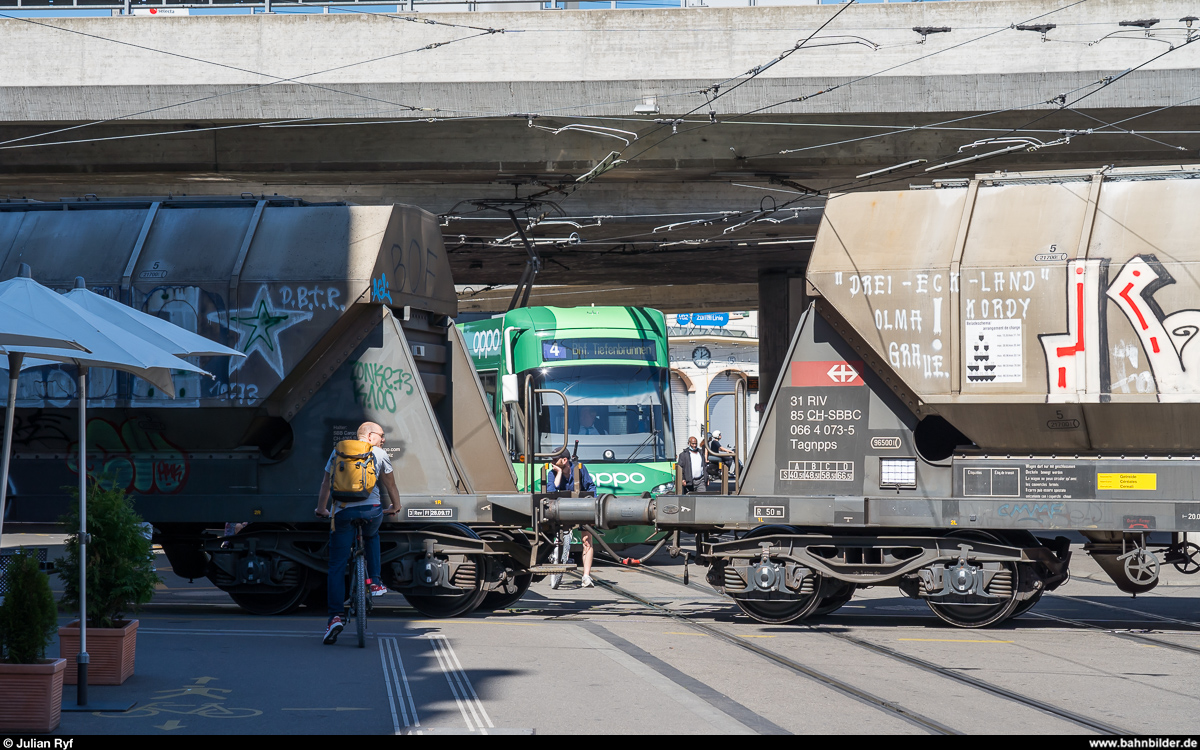 Der Güterzug in der Stadt am 4. September 2020.<br>
Montag bis Freitag fährt SBB Cargo dreimal täglich zum Swissmill-Getreidesilo in der Stadt Zürich. Die Trams der VBZ, aber auch Fussgänger und Velofahrer müssen warten, während der Güterzug im Schritttempo den Escher-Wyss-Platz quert.