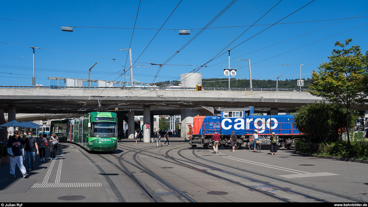 Der Güterzug in der Stadt am 4. September 2020.<br>
Montag bis Freitag fährt SBB Cargo dreimal täglich zum Swissmill-Getreidesilo in der Stadt Zürich. Die Trams der VBZ, aber auch Fussgänger und Velofahrer müssen warten, während der Güterzug im Schritttempo den Escher-Wyss-Platz quert.