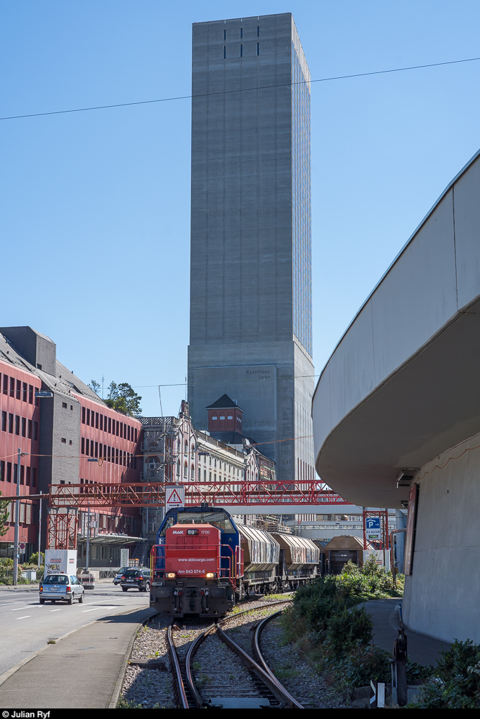 Der Güterzug in der Stadt am 4. September 2020.<br>
Montag bis Freitag fährt SBB Cargo dreimal täglich zum hier zu sehenden Swissmill-Getreidesilo in der Stadt Zürich.