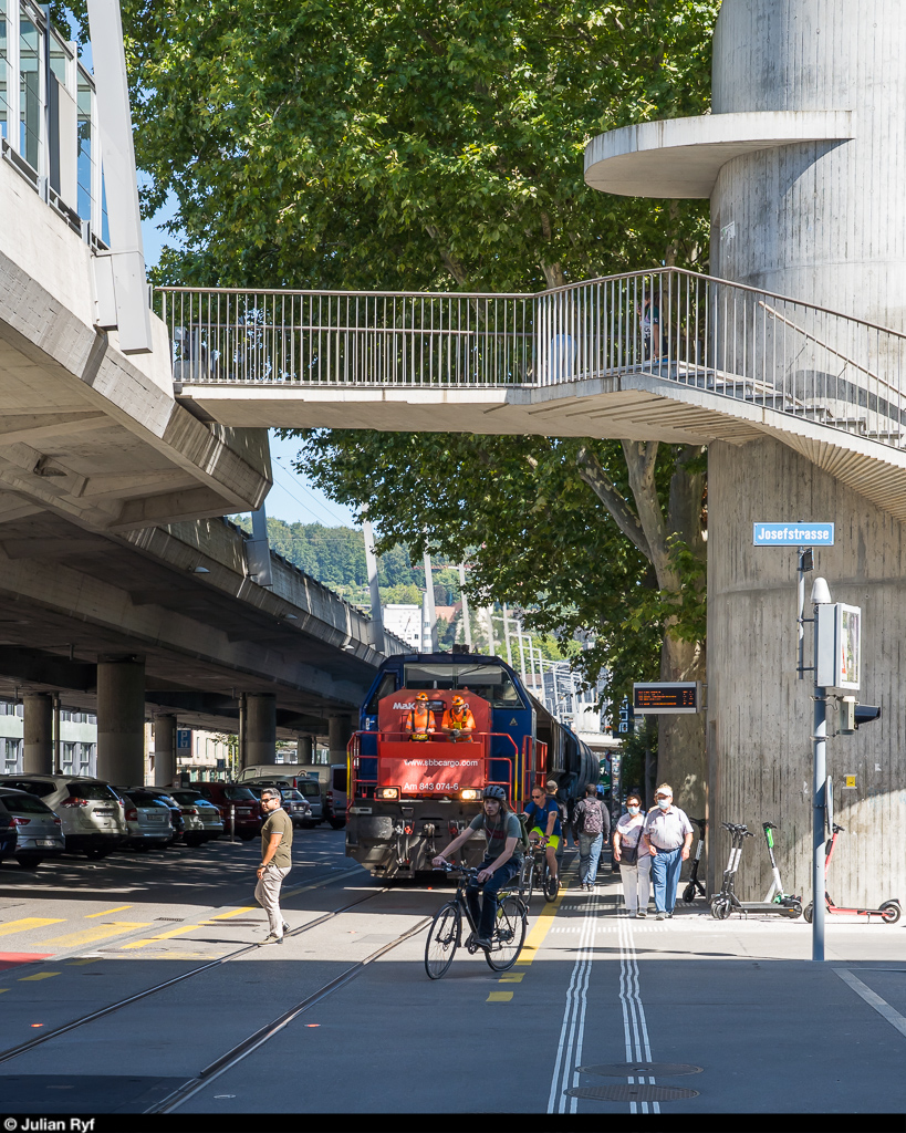 Der Güterzug in der Stadt am 4. September 2020.<br>
Montag bis Freitag fährt SBB Cargo dreimal täglich zum Swissmill-Getreidesilo in der Stadt Zürich. Passanten und Velofahrer lassen sich davon nicht stören, weshalb die Rangiermitarbeiter besonders aufmerksam sein müssen. Die Lok wird deshalb für eine bessere Übersicht per Fernsteuerung von der vorderen Plattform aus gefahren.