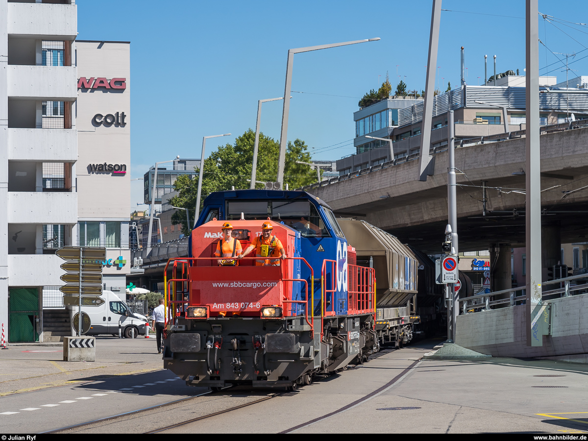 Der Güterzug in der Stadt am 4. September 2020.<br>
Montag bis Freitag fährt SBB Cargo dreimal täglich zum Swissmill-Getreidesilo in der Stadt Zürich. Passanten und Velofahrer lassen sich davon nicht stören, weshalb die Rangiermitarbeiter besonders aufmerksam sein müssen. Die Lok wird deshalb für eine bessere Übersicht per Fernsteuerung von der vorderen Plattform aus gefahren.