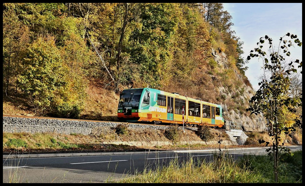 Der GW Train Regio 654048-7 aus Karlsbad erreicht hier am 19.10.2021 um 9.33 Uhr Becov nad Teplou. Der Zug hat Marienbad als Ziel.